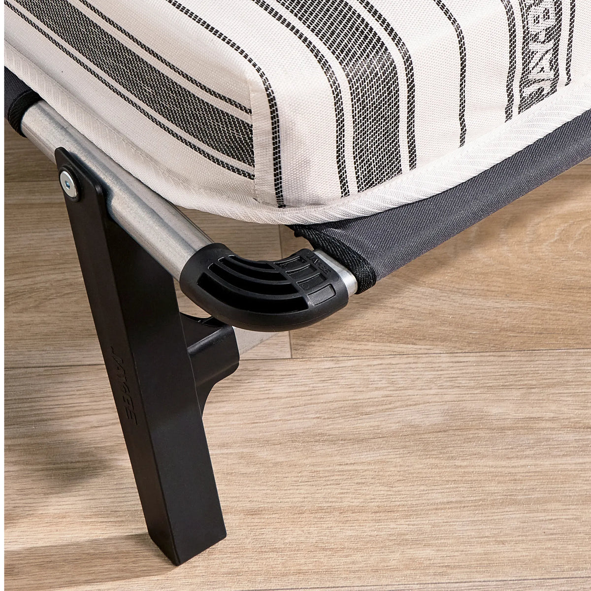 Quick Folding Bed with Comfort Mattress – close-up of corner hinge and mattress