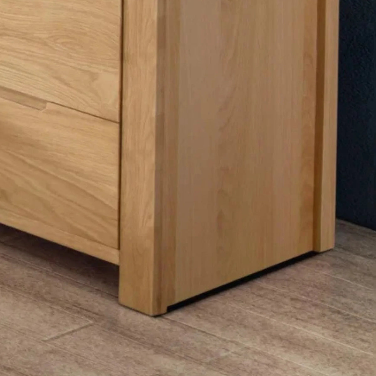 Curve Oak 3-Drawer Bedside Chest – bottom corner detail close-up