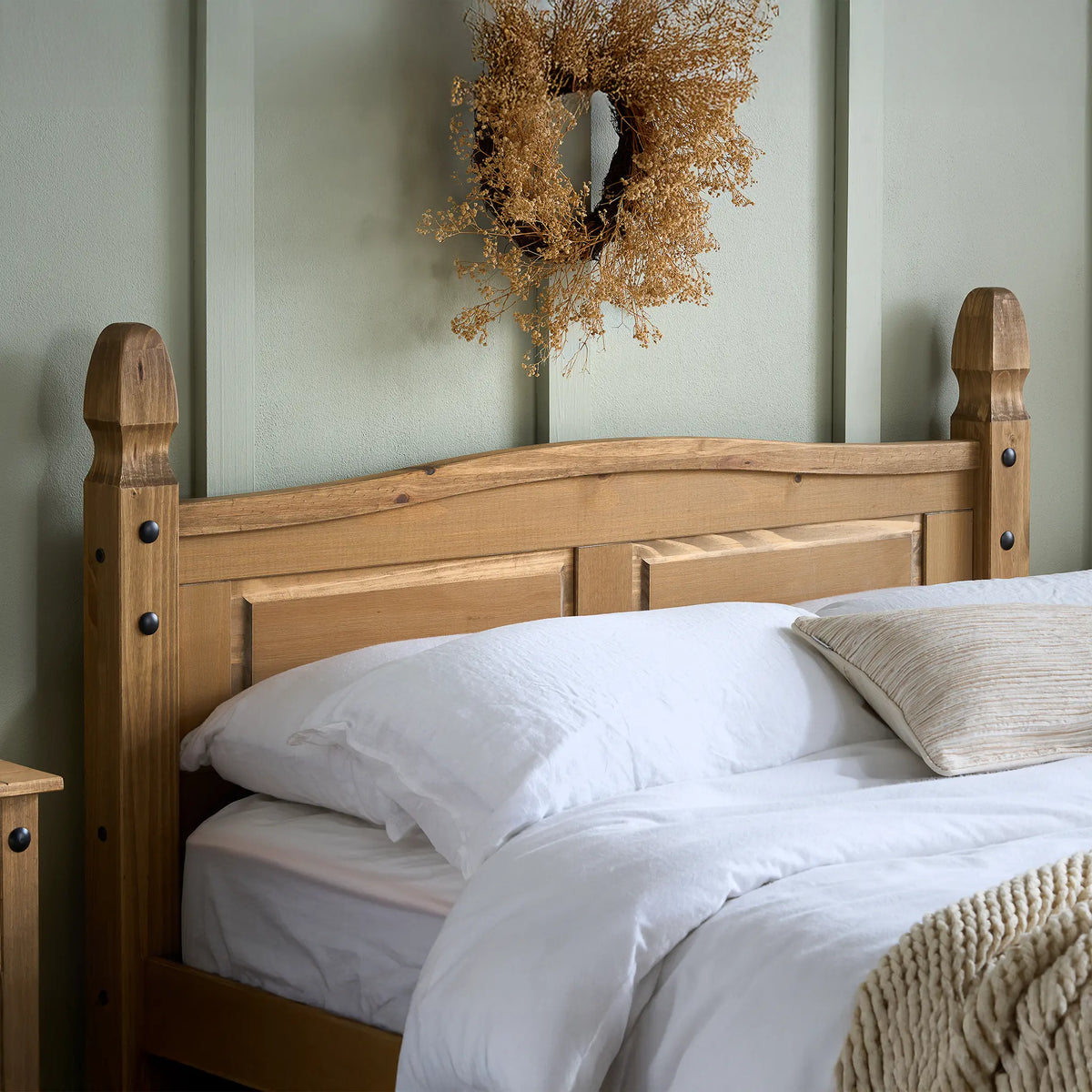 Corona Pine High End Bed