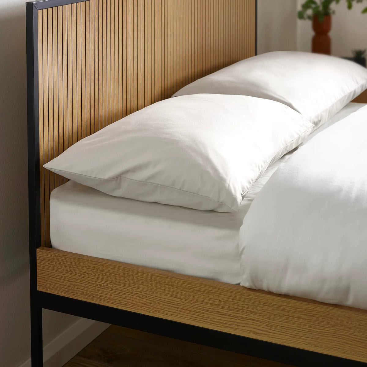 Sia Wooden Bed