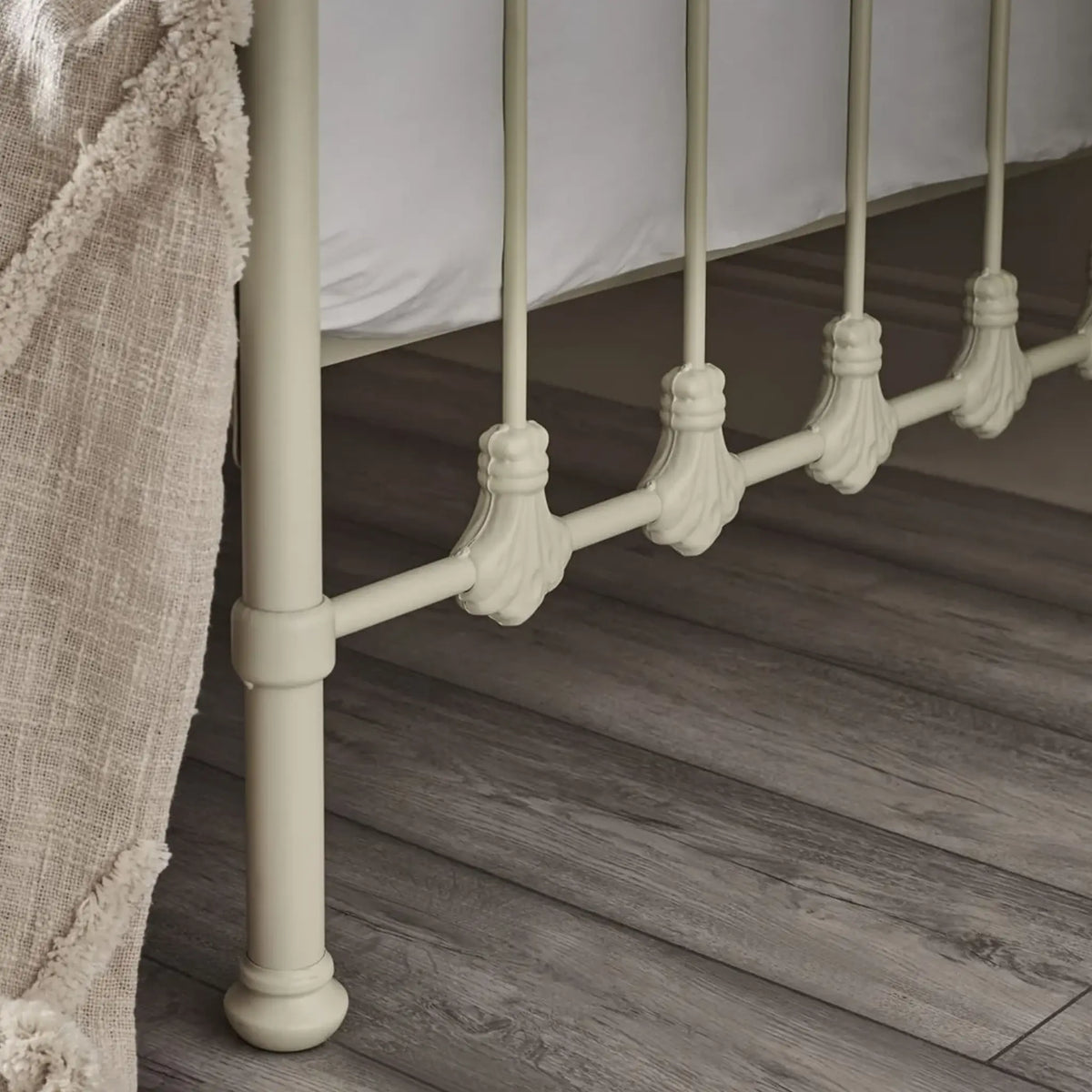 Versailles Cream Daybed