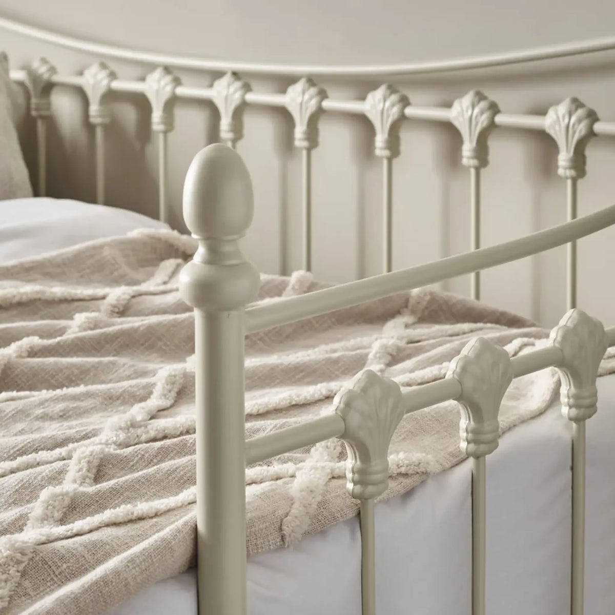 Versailles Cream Daybed