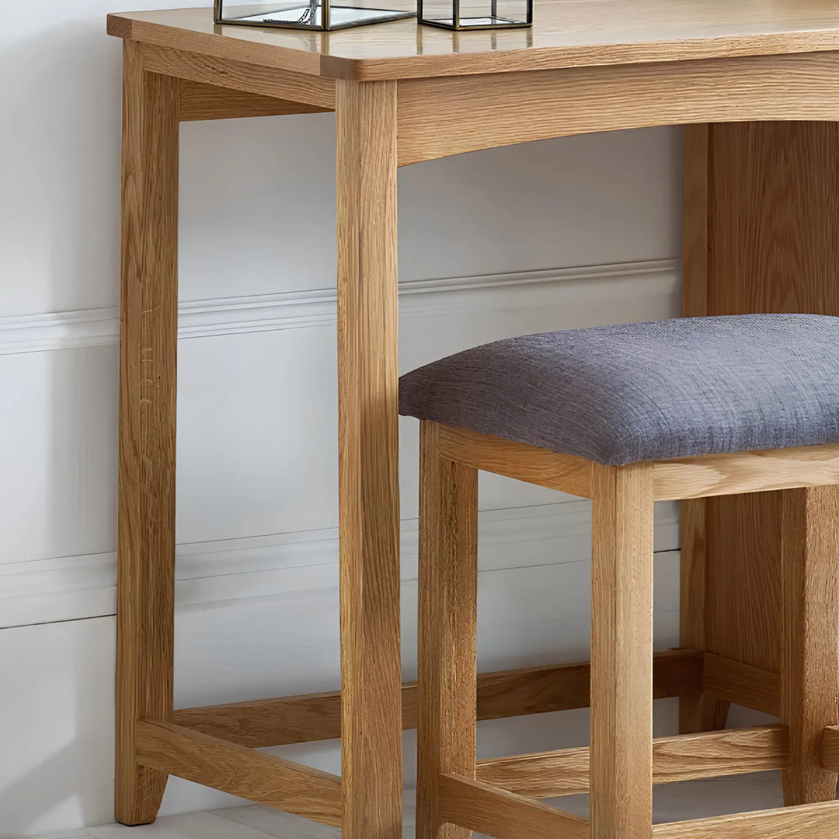Mallory Oak 3-Drawer Dressing Table - detailed base joint