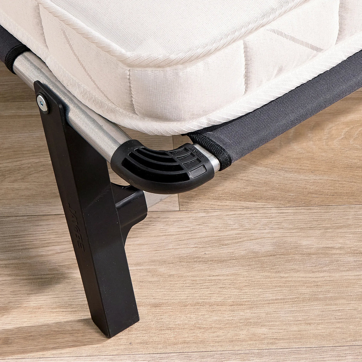 Quick Folding Bed with Pocket Sprung Mattress – close-up of corner hinge and mattress