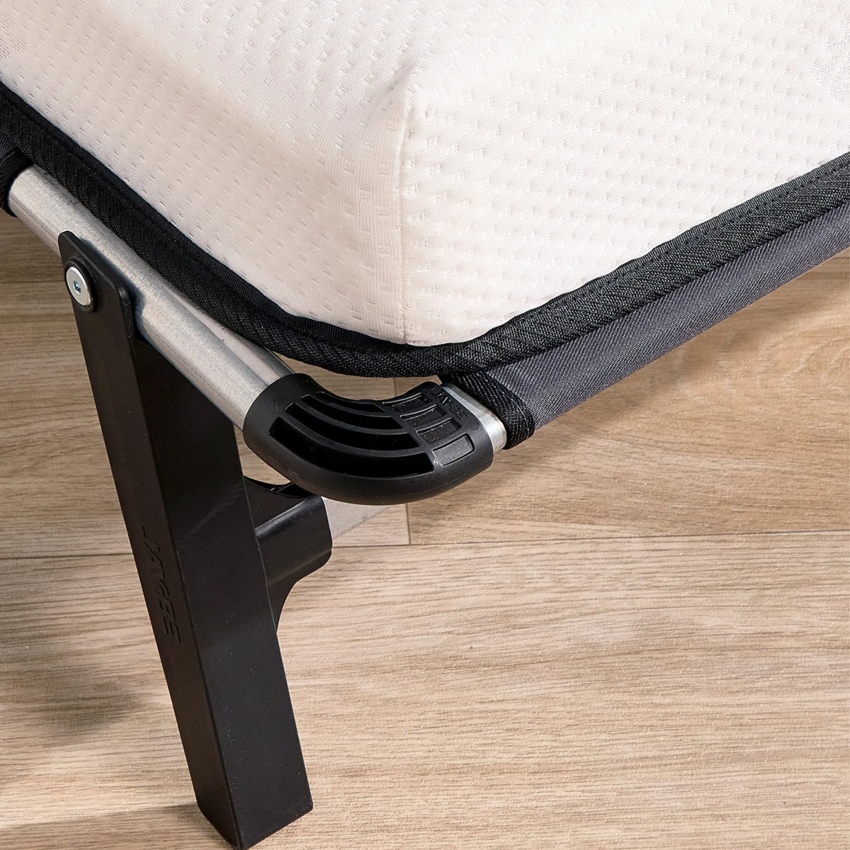Quick Folding Bed with Memory Mattress – close-up of corner hinge and mattress