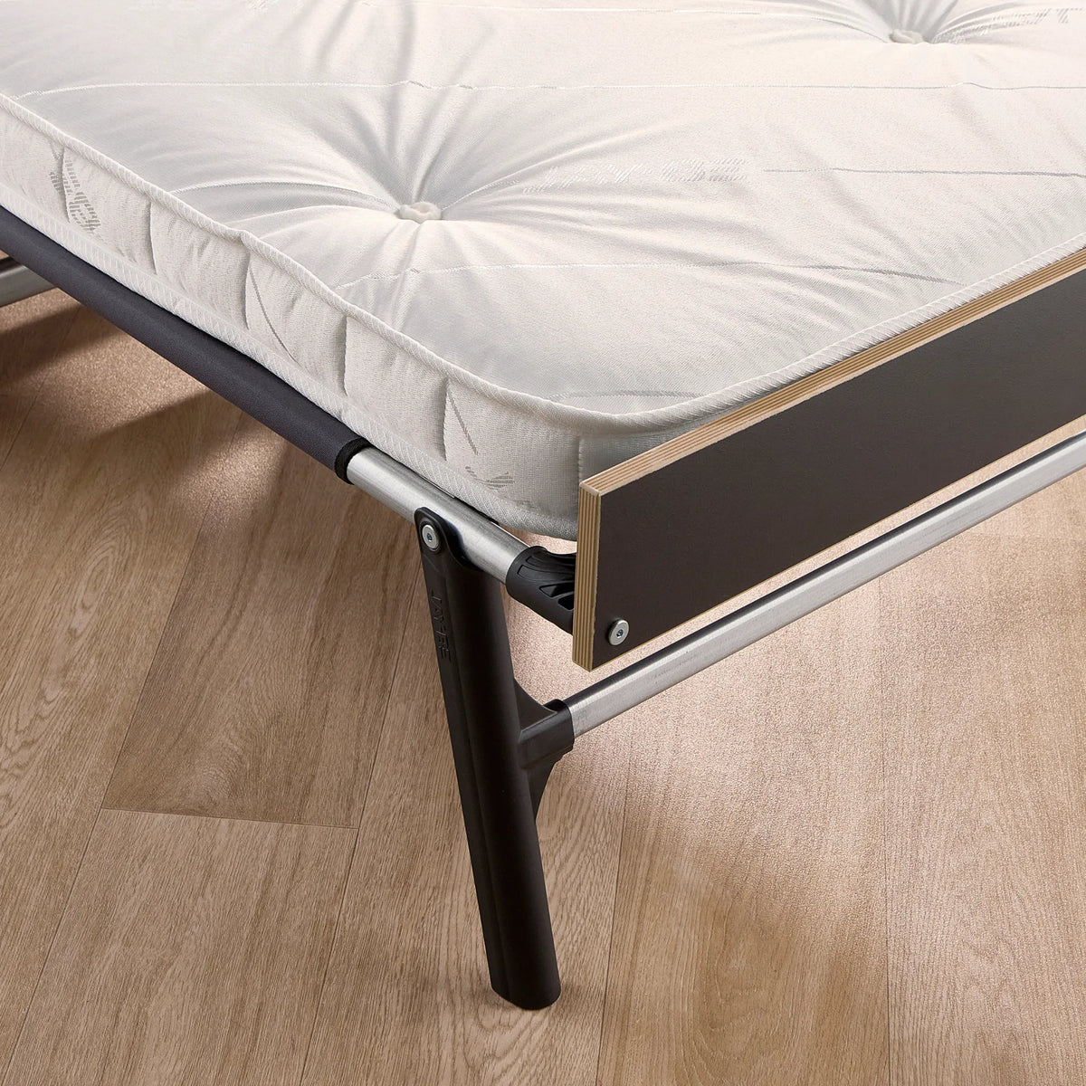 Grand Folding Bed with Pocket Sprung Mattress – close-up of corner frame and mattress