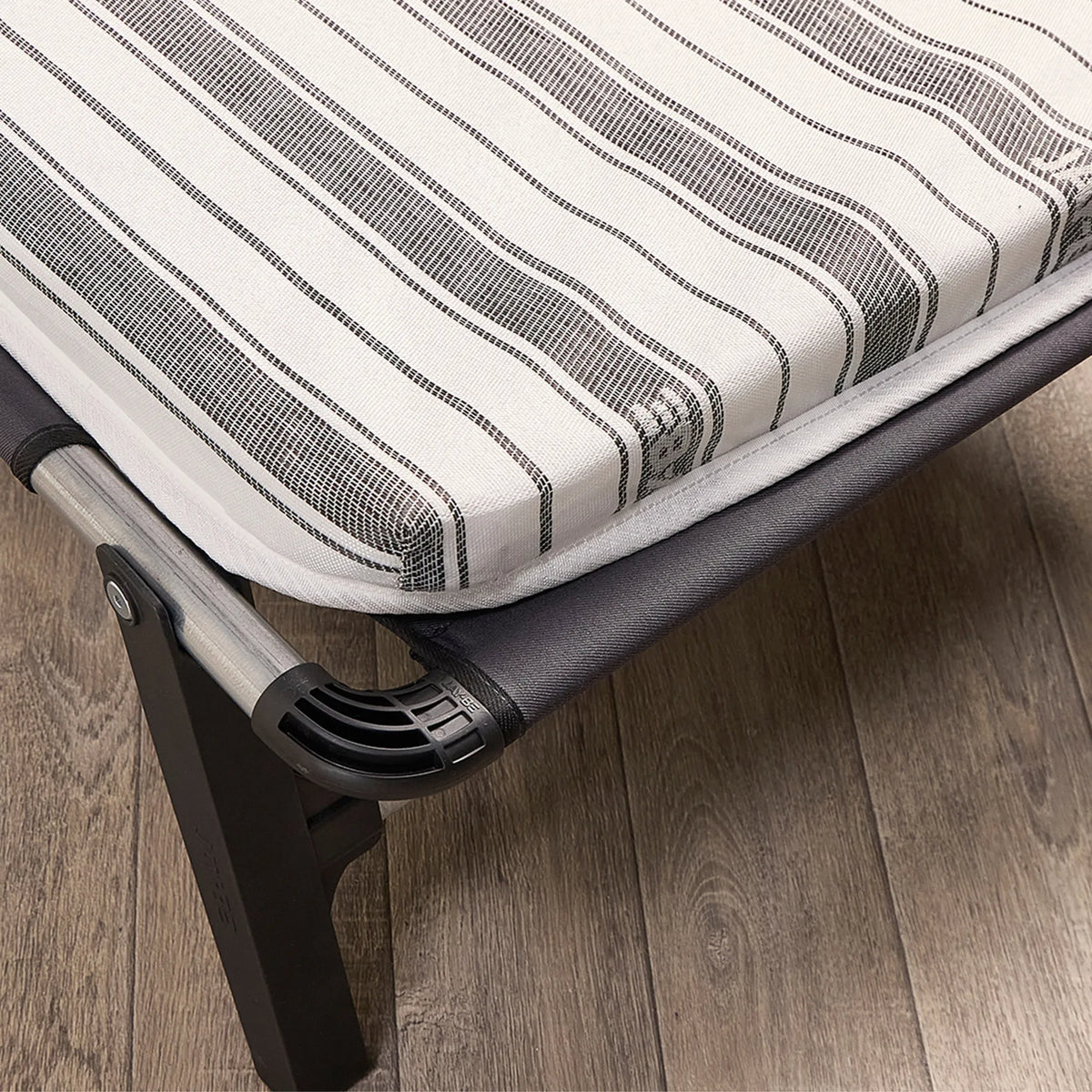 Mobile Folding Bed with Comfort Mattress – corner frame and mattress detail