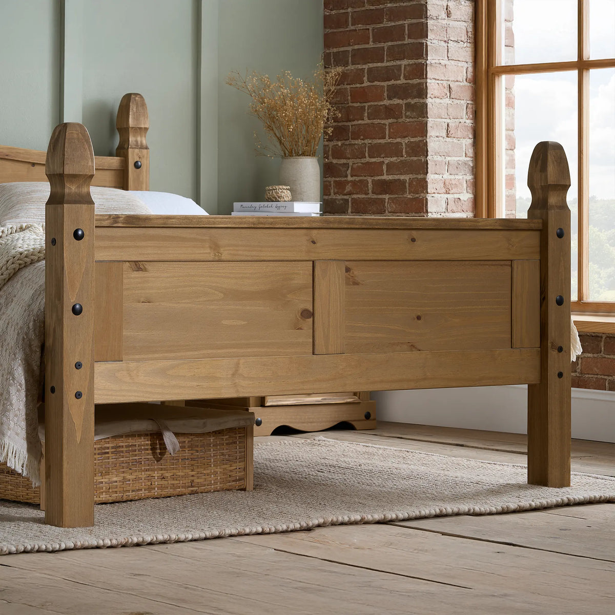Corona Pine High End Bed