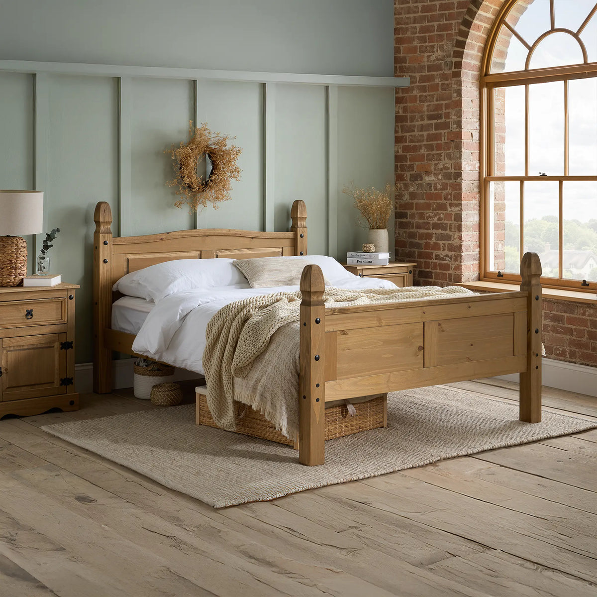Corona Pine High End Bed